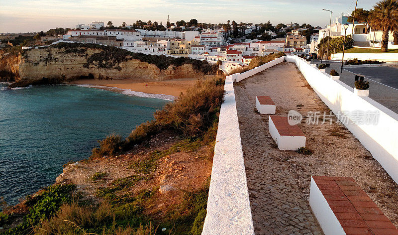 砖长凳俯瞰普拉亚de Vale Carvoeiro阿尔加维海岸葡萄牙